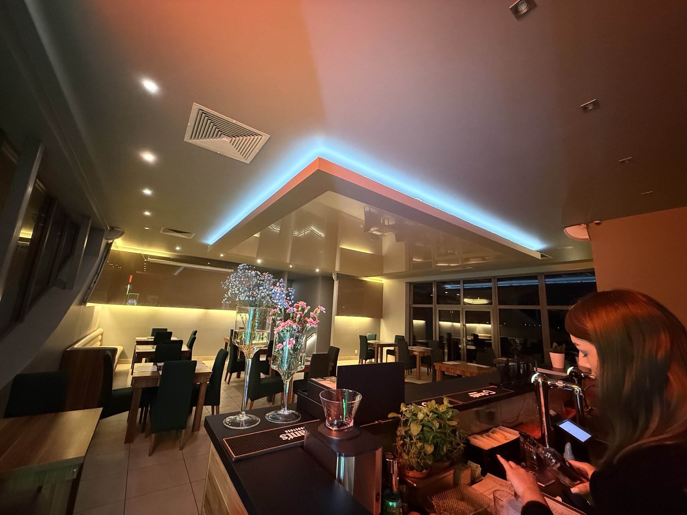 Bar w Restauracji Panorama w ciepłym, wieczornym oświetleniu