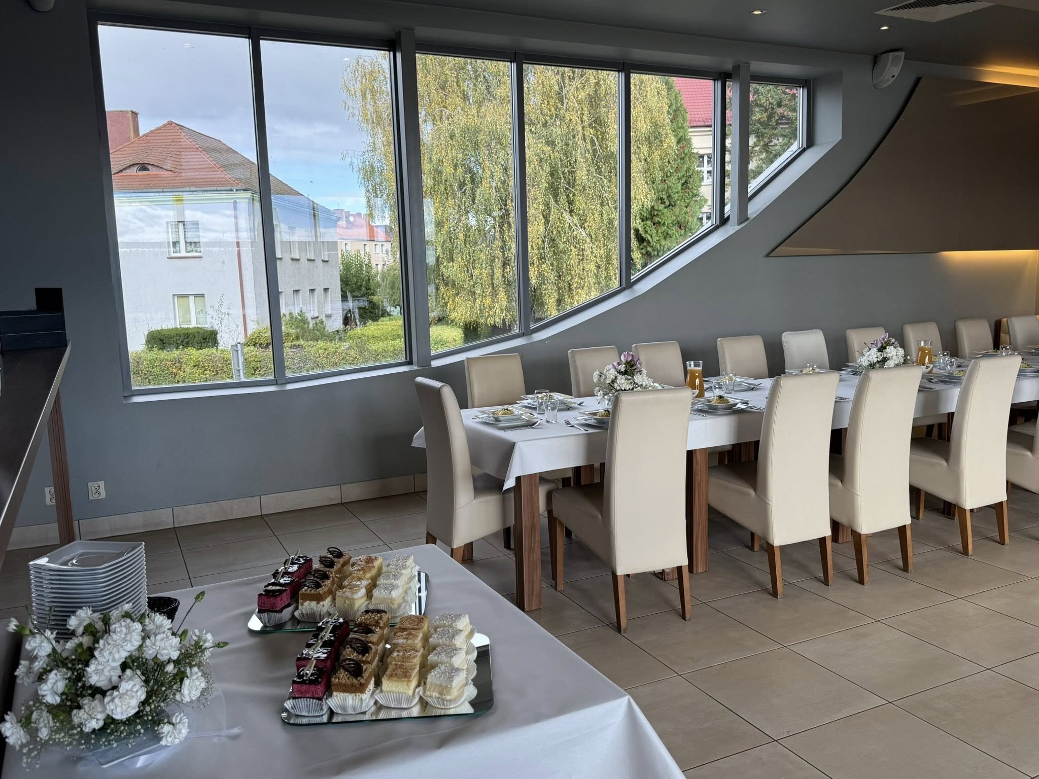 Długi stół zastawiony na przyjęcie w sali Restauracji Panorama