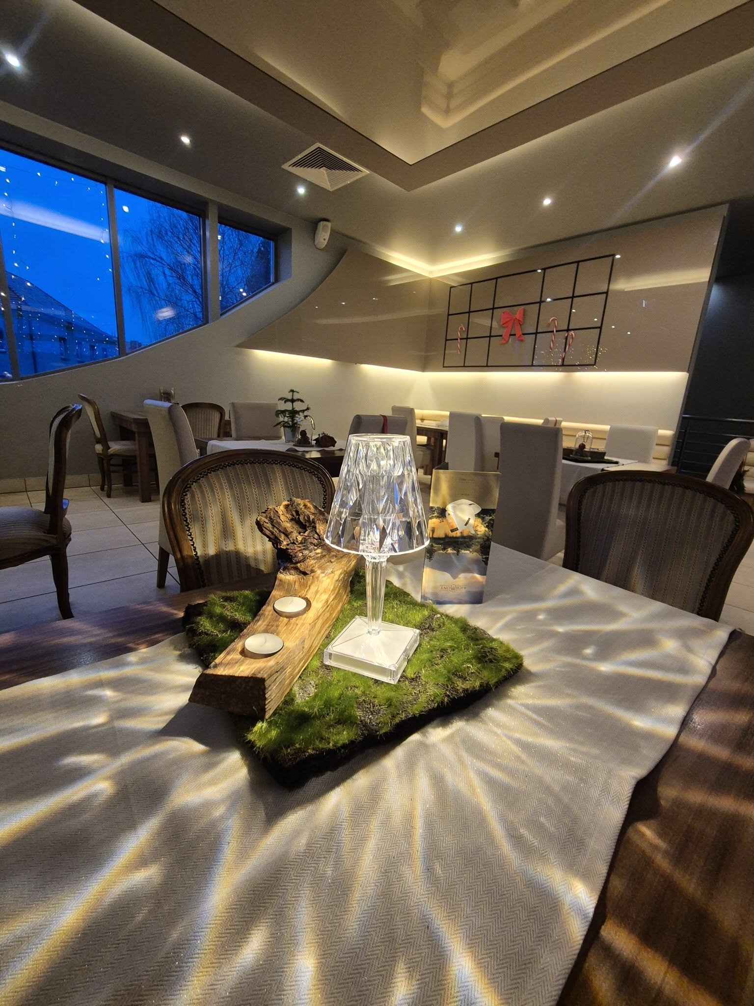 Elegancko nakryty stolik w Restauracji Panorama wieczorem