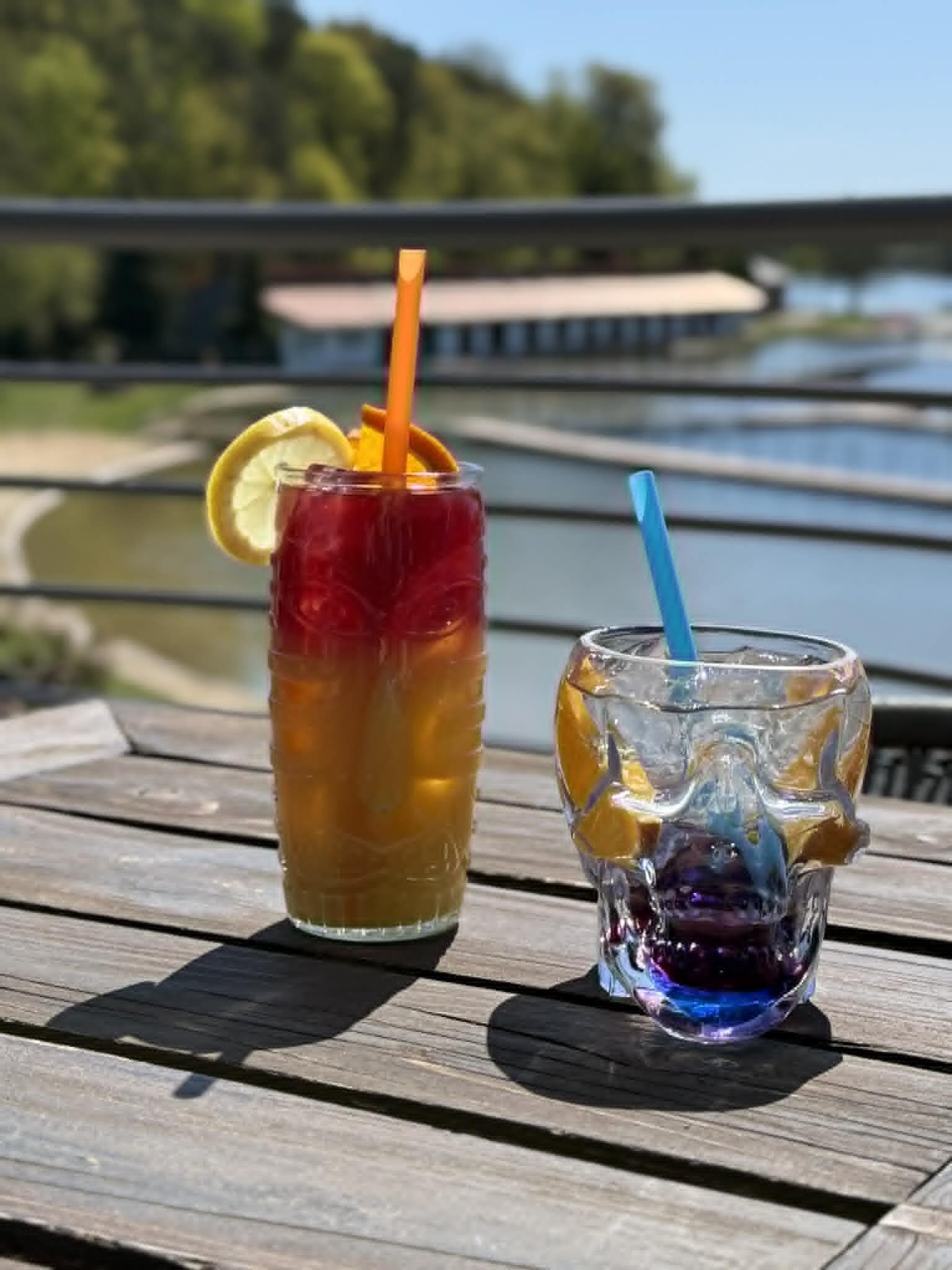 Kolorowe drinki Tiki Bar na tle jeziora Klukom i plaży